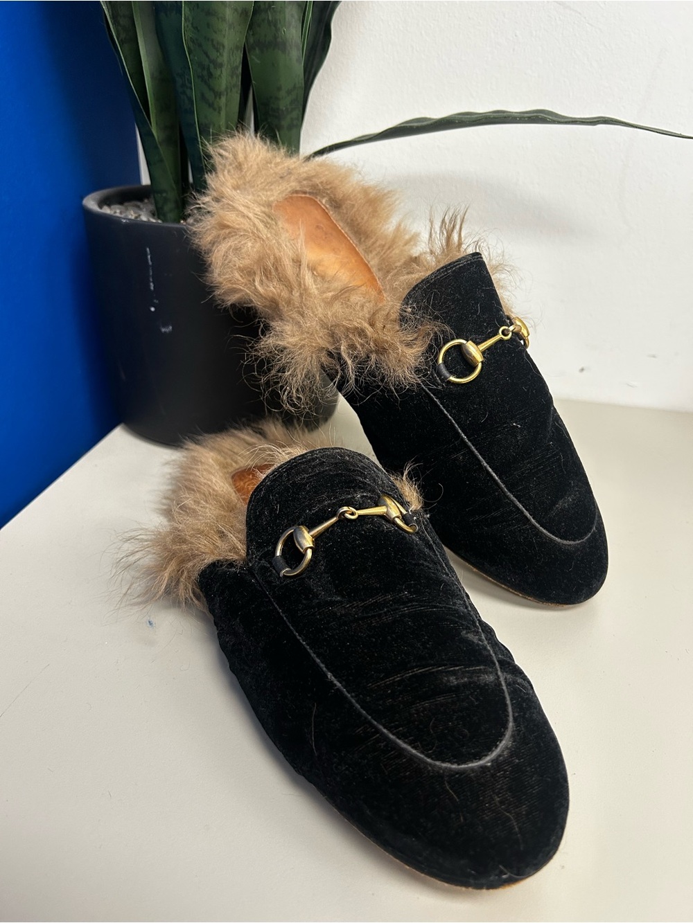 Gucci Black Velvet Mule Slippers with Tan Fur and Gold Accent sz EU 40/ US 9